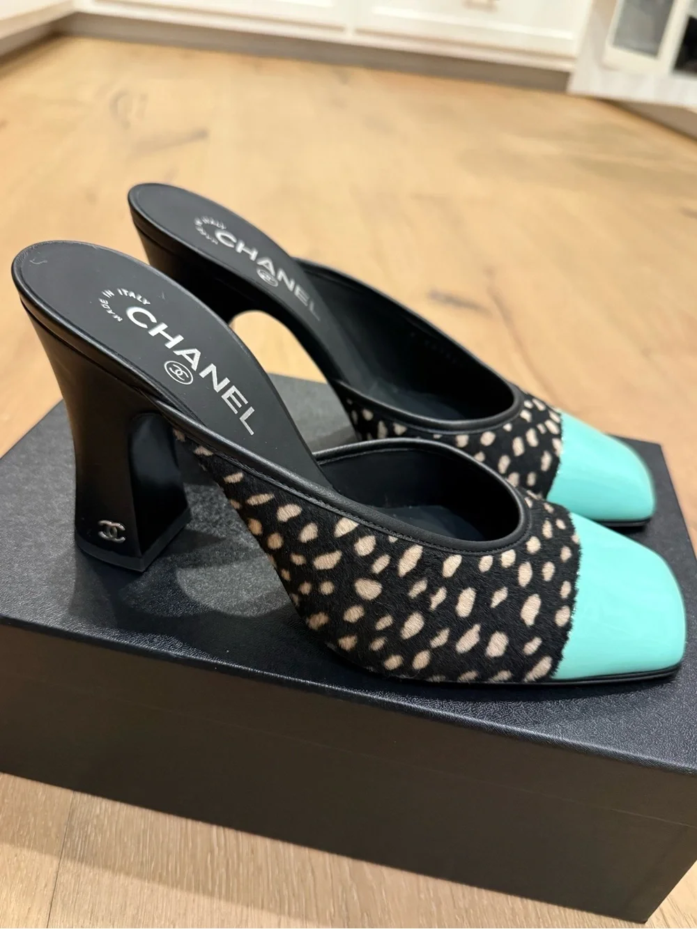 LAST CHANCE NWT CHANEL 26S Blazy Black & Turquoise Mules - size 40.5 - Picture 2 of 4